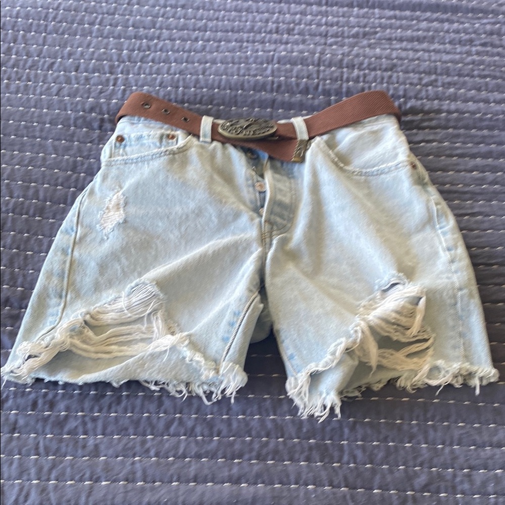 Levi's light blue 501 🌴 they are absolutely adorable on! 🌺 Excellent condition
